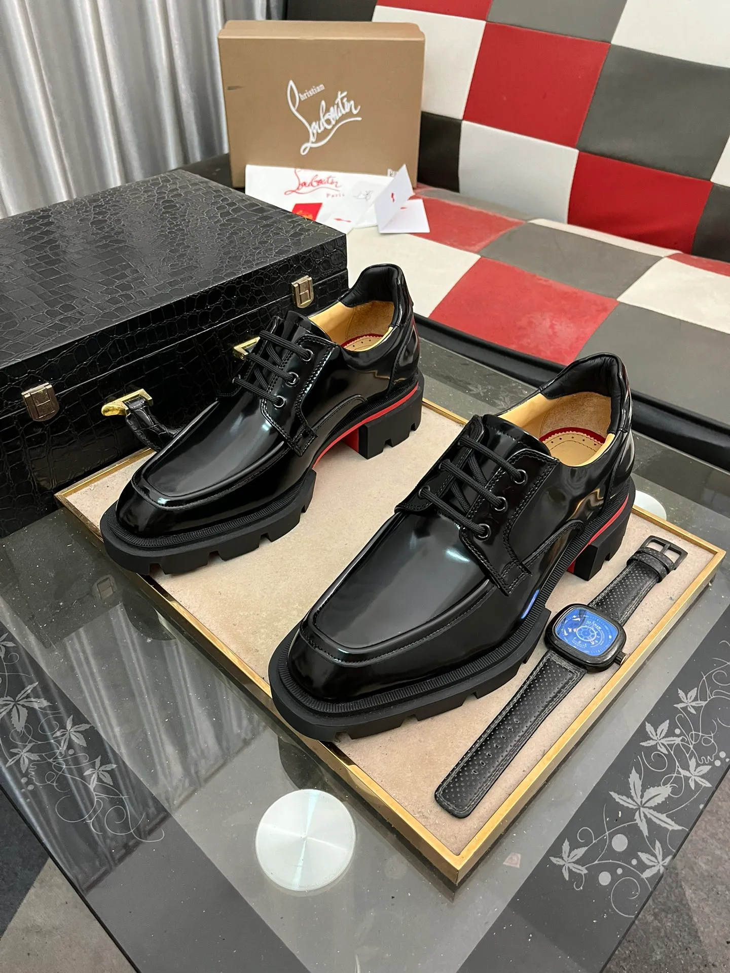 Men's shoes 💰820⌚️⌚️CL New formal leather shoes Christia* Loubouti* red-soled shoes GREGGO men's Oxford shoes Made of imported cowhide/glossy patent leather/stitched contrasting high silk suede. Three-section toe design. Iconic red outsole, the ultimate personalized shoe. Original color cowhide lining. Original Italian leather outsole; fine workmanship brings you a luxurious experience. With its neat silhouette and straightforwardness, GREGGO men's Oxford shoes are Oxford shoes born for city roaming. The elegant lines and classic silhouette exude eternal charm. The black patent leather material is exquisite and eye-catching, adding a sense of luxury to the overall look. The slender toe design is full of elegance, and matched with closed shoelaces of the same color, the sophistication is invisible. The slim sole design provides the shoes with a light foot feel, elegant steps, and a refined and elegant look. Shows outstanding texture.  Standard leather shoe size: 38-44
